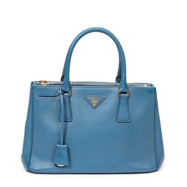 Small Double Zip Galleria Tote Umhängetasche Prada Taschen Small Double Zip Galleria Tote Umhängetasche und Blau Kalbsleder und Gold hardware. Das Produkt ist auf in ausgezeichnetem Zustand (A).
Abmessungen: 31x19x13 cm
Zubehör inklusive: "Strap; Clochette"
Äußere Hinweise: Leichte Schrammen an den Ecken
Innenhinweise: Leichter Geruch
BrandCo Paris hat seltene Artikel und die besten Konditionen zu unglaublichen Preisen vorgestellt. Geduld lohnt sich! Kaufen Sie mit Vertrauen: Alle Artikel von BrandCo Paris sind von unserem Expertenteam ausgewählt und authentisch.
Alle Artikel enthalten ein Echtheitszertifikat und wurden von BrandCo Paris übernommen.
Tabelle zur Klassifizierung des Artikelzustands
N (wie neu)
AA (perfekter Zustand)
A (ausgezeichneter Zustand)
AB (sehr guter Zustand)
B (gut/mittelmäßig)