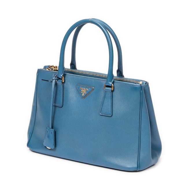 Small Double Zip Galleria Tote Umhängetasche Prada Taschen Small Double Zip Galleria Tote Umhängetasche und Blau Kalbsleder und Gold hardware. Das Produkt ist auf in ausgezeichnetem Zustand (A).
Abmessungen: 31x19x13 cm
Zubehör inklusive: "Strap; Clochette"
Äußere Hinweise: Leichte Schrammen an den Ecken
Innenhinweise: Leichter Geruch
BrandCo Paris hat seltene Artikel und die besten Konditionen zu unglaublichen Preisen vorgestellt. Geduld lohnt sich! Kaufen Sie mit Vertrauen: Alle Artikel von BrandCo Paris sind von unserem Expertenteam ausgewählt und authentisch.
Alle Artikel enthalten ein Echtheitszertifikat und wurden von BrandCo Paris übernommen.
Tabelle zur Klassifizierung des Artikelzustands
N (wie neu)
AA (perfekter Zustand)
A (ausgezeichneter Zustand)
AB (sehr guter Zustand)
B (gut/mittelmäßig)