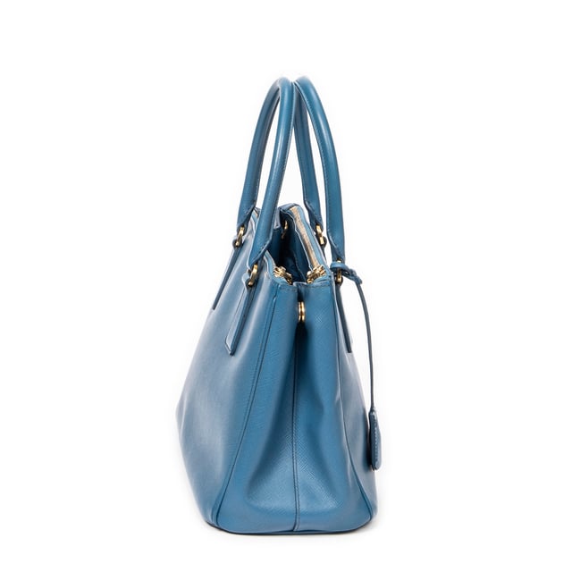 Small Double Zip Galleria Tote Umhängetasche Prada Taschen Small Double Zip Galleria Tote Umhängetasche und Blau Kalbsleder und Gold hardware. Das Produkt ist auf in ausgezeichnetem Zustand (A).
Abmessungen: 31x19x13 cm
Zubehör inklusive: "Strap; Clochette"
Äußere Hinweise: Leichte Schrammen an den Ecken
Innenhinweise: Leichter Geruch
BrandCo Paris hat seltene Artikel und die besten Konditionen zu unglaublichen Preisen vorgestellt. Geduld lohnt sich! Kaufen Sie mit Vertrauen: Alle Artikel von BrandCo Paris sind von unserem Expertenteam ausgewählt und authentisch.
Alle Artikel enthalten ein Echtheitszertifikat und wurden von BrandCo Paris übernommen.
Tabelle zur Klassifizierung des Artikelzustands
N (wie neu)
AA (perfekter Zustand)
A (ausgezeichneter Zustand)
AB (sehr guter Zustand)
B (gut/mittelmäßig)