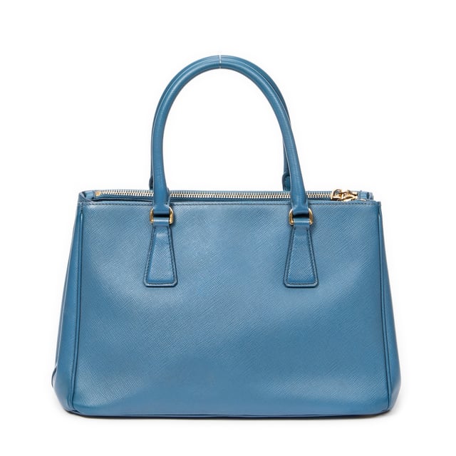 Small Double Zip Galleria Tote Umhängetasche Prada Taschen Small Double Zip Galleria Tote Umhängetasche und Blau Kalbsleder und Gold hardware. Das Produkt ist auf in ausgezeichnetem Zustand (A).
Abmessungen: 31x19x13 cm
Zubehör inklusive: "Strap; Clochette"
Äußere Hinweise: Leichte Schrammen an den Ecken
Innenhinweise: Leichter Geruch
BrandCo Paris hat seltene Artikel und die besten Konditionen zu unglaublichen Preisen vorgestellt. Geduld lohnt sich! Kaufen Sie mit Vertrauen: Alle Artikel von BrandCo Paris sind von unserem Expertenteam ausgewählt und authentisch.
Alle Artikel enthalten ein Echtheitszertifikat und wurden von BrandCo Paris übernommen.
Tabelle zur Klassifizierung des Artikelzustands
N (wie neu)
AA (perfekter Zustand)
A (ausgezeichneter Zustand)
AB (sehr guter Zustand)
B (gut/mittelmäßig)