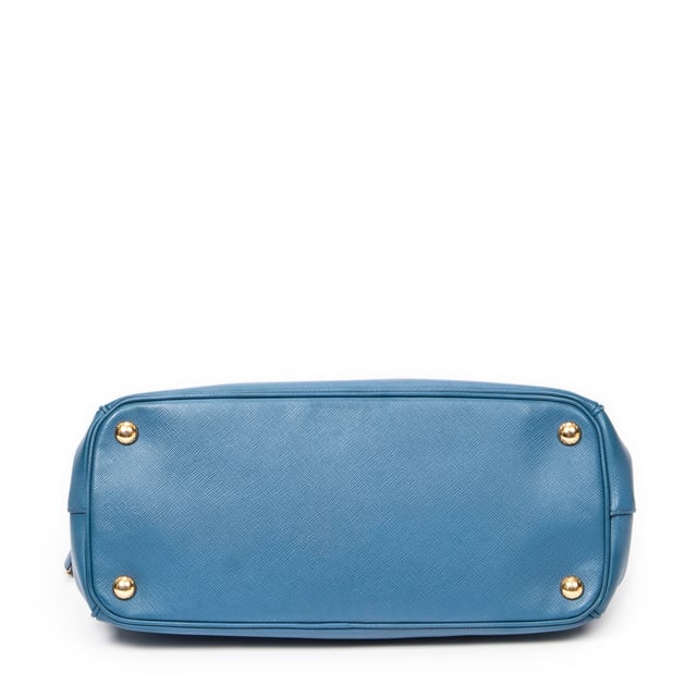Small Double Zip Galleria Tote Umhängetasche Prada Taschen Small Double Zip Galleria Tote Umhängetasche und Blau Kalbsleder und Gold hardware. Das Produkt ist auf in ausgezeichnetem Zustand (A).
Abmessungen: 31x19x13 cm
Zubehör inklusive: "Strap; Clochette"
Äußere Hinweise: Leichte Schrammen an den Ecken
Innenhinweise: Leichter Geruch
BrandCo Paris hat seltene Artikel und die besten Konditionen zu unglaublichen Preisen vorgestellt. Geduld lohnt sich! Kaufen Sie mit Vertrauen: Alle Artikel von BrandCo Paris sind von unserem Expertenteam ausgewählt und authentisch.
Alle Artikel enthalten ein Echtheitszertifikat und wurden von BrandCo Paris übernommen.
Tabelle zur Klassifizierung des Artikelzustands
N (wie neu)
AA (perfekter Zustand)
A (ausgezeichneter Zustand)
AB (sehr guter Zustand)
B (gut/mittelmäßig)