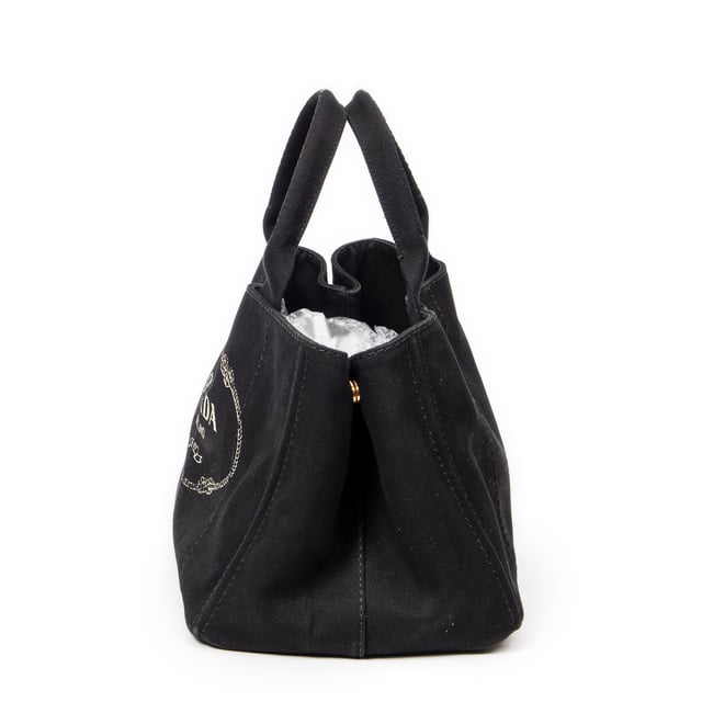 Prada Taschen Medium Canapa Tote  Umhängetasche und Schwarz Leinwand und Gold hardware. Das Produkt ist auf in ausgezeichnetem Zustand (A).
  Abmessungen: 34x23x22 cm 
  Zubehör inklusive: Strap
  Äußere Hinweise: Leicht verfärbte Leinwand
  BrandCo Paris hat seltene Artikel und die besten Konditionen zu unglaublichen Preisen vorgestellt. Geduld lohnt sich! Kaufen Sie mit Vertrauen: Alle Artikel von BrandCo Paris sind von unserem Expertenteam ausgewählt und authentisch.
  Alle Artikel enthalten ein Echtheitszertifikat und wurden von BrandCo Paris übernommen.
  Tabelle zur Klassifizierung des Artikelzustands
  N (wie neu)
  AA (perfekter Zustand)
  A (ausgezeichneter Zustand)
  AB (sehr guter Zustand)
  B (gut/mittelmäßig)