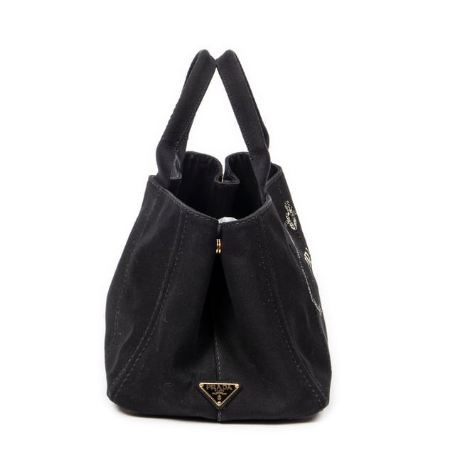 Prada Taschen Medium Canapa Tote  Umhängetasche und Schwarz Leinwand und Gold hardware. Das Produkt ist auf in ausgezeichnetem Zustand (A).
  Abmessungen: 34x23x22 cm 
  Zubehör inklusive: Strap
  Äußere Hinweise: Leicht verfärbte Leinwand
  BrandCo Paris hat seltene Artikel und die besten Konditionen zu unglaublichen Preisen vorgestellt. Geduld lohnt sich! Kaufen Sie mit Vertrauen: Alle Artikel von BrandCo Paris sind von unserem Expertenteam ausgewählt und authentisch.
  Alle Artikel enthalten ein Echtheitszertifikat und wurden von BrandCo Paris übernommen.
  Tabelle zur Klassifizierung des Artikelzustands
  N (wie neu)
  AA (perfekter Zustand)
  A (ausgezeichneter Zustand)
  AB (sehr guter Zustand)
  B (gut/mittelmäßig)