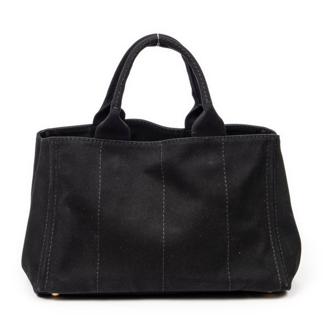 Prada Taschen Medium Canapa Tote  Umhängetasche und Schwarz Leinwand und Gold hardware. Das Produkt ist auf in ausgezeichnetem Zustand (A).
  Abmessungen: 34x23x22 cm 
  Zubehör inklusive: Strap
  Äußere Hinweise: Leicht verfärbte Leinwand
  BrandCo Paris hat seltene Artikel und die besten Konditionen zu unglaublichen Preisen vorgestellt. Geduld lohnt sich! Kaufen Sie mit Vertrauen: Alle Artikel von BrandCo Paris sind von unserem Expertenteam ausgewählt und authentisch.
  Alle Artikel enthalten ein Echtheitszertifikat und wurden von BrandCo Paris übernommen.
  Tabelle zur Klassifizierung des Artikelzustands
  N (wie neu)
  AA (perfekter Zustand)
  A (ausgezeichneter Zustand)
  AB (sehr guter Zustand)
  B (gut/mittelmäßig)