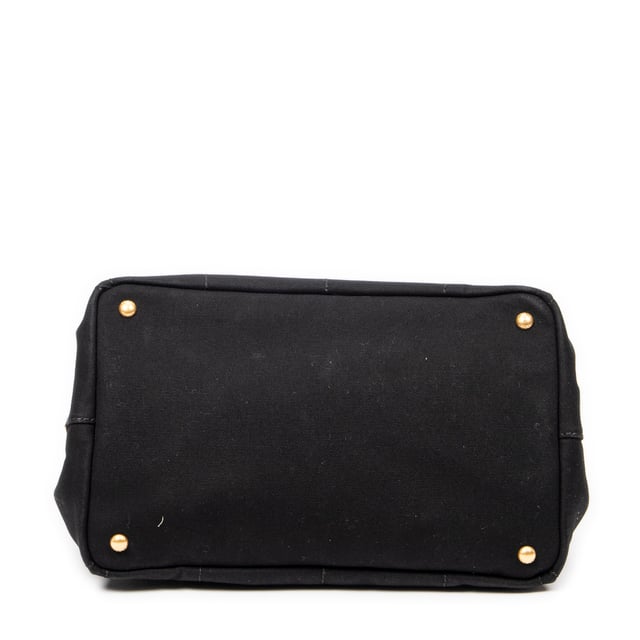 Prada Taschen Medium Canapa Tote  Umhängetasche und Schwarz Leinwand und Gold hardware. Das Produkt ist auf in ausgezeichnetem Zustand (A).
  Abmessungen: 34x23x22 cm 
  Zubehör inklusive: Strap
  Äußere Hinweise: Leicht verfärbte Leinwand
  BrandCo Paris hat seltene Artikel und die besten Konditionen zu unglaublichen Preisen vorgestellt. Geduld lohnt sich! Kaufen Sie mit Vertrauen: Alle Artikel von BrandCo Paris sind von unserem Expertenteam ausgewählt und authentisch.
  Alle Artikel enthalten ein Echtheitszertifikat und wurden von BrandCo Paris übernommen.
  Tabelle zur Klassifizierung des Artikelzustands
  N (wie neu)
  AA (perfekter Zustand)
  A (ausgezeichneter Zustand)
  AB (sehr guter Zustand)
  B (gut/mittelmäßig)