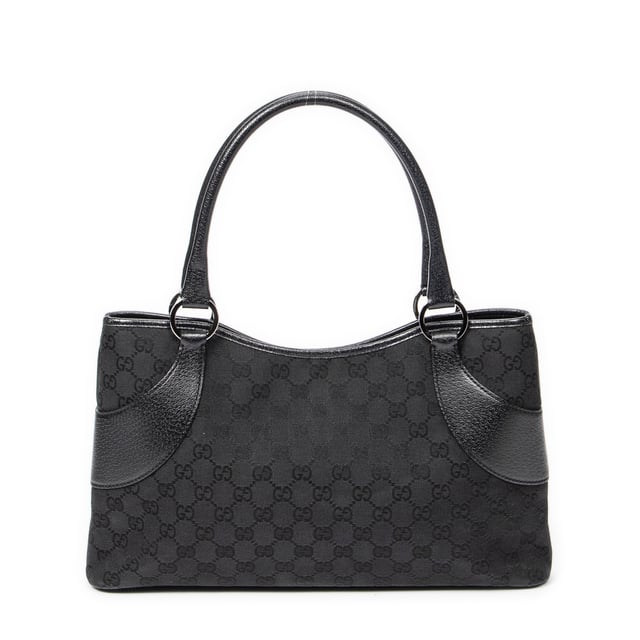 Gucci Bolsas Horizontal Jacquard Tote  Bolso bandolera en Negro Lienzo y Plata hardware. El producto está en en Excelentes Condiciones (A).
  Dimensiones: 35.5x21x6 cm 
  Accesorios incluidos: Dustbag
    
  BrandCo Paris encuentra artículos raros y en las mejores condiciones a precios increíbles. ¡Vale la pena tener paciencia! Compra con confianza: todos los artículos de BrandCo Paris son seleccionados y autenticados cuidadosamente por nuestro equipo de expertos.
  Todos los artículos vienen con un certificado de autenticidad y un embalaje entregado por BrandCo Paris.
  Tabla de clasificación de la condición del artículo
  N (como nuevo)
  AA (perfecto estado)
  A (excelente estado)
  AB (muy buen estado)
  B (bueno/regular)