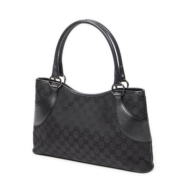 Gucci Bolsas Horizontal Jacquard Tote  Bolso bandolera en Negro Lienzo y Plata hardware. El producto está en en Excelentes Condiciones (A).
  Dimensiones: 35.5x21x6 cm 
  Accesorios incluidos: Dustbag
    
  BrandCo Paris encuentra artículos raros y en las mejores condiciones a precios increíbles. ¡Vale la pena tener paciencia! Compra con confianza: todos los artículos de BrandCo Paris son seleccionados y autenticados cuidadosamente por nuestro equipo de expertos.
  Todos los artículos vienen con un certificado de autenticidad y un embalaje entregado por BrandCo Paris.
  Tabla de clasificación de la condición del artículo
  N (como nuevo)
  AA (perfecto estado)
  A (excelente estado)
  AB (muy buen estado)
  B (bueno/regular)