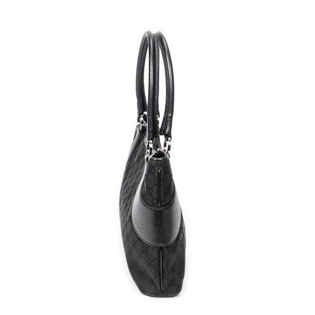 Gucci Bolsas Horizontal Jacquard Tote  Bolso bandolera en Negro Lienzo y Plata hardware. El producto está en en Excelentes Condiciones (A).
  Dimensiones: 35.5x21x6 cm 
  Accesorios incluidos: Dustbag
    
  BrandCo Paris encuentra artículos raros y en las mejores condiciones a precios increíbles. ¡Vale la pena tener paciencia! Compra con confianza: todos los artículos de BrandCo Paris son seleccionados y autenticados cuidadosamente por nuestro equipo de expertos.
  Todos los artículos vienen con un certificado de autenticidad y un embalaje entregado por BrandCo Paris.
  Tabla de clasificación de la condición del artículo
  N (como nuevo)
  AA (perfecto estado)
  A (excelente estado)
  AB (muy buen estado)
  B (bueno/regular)