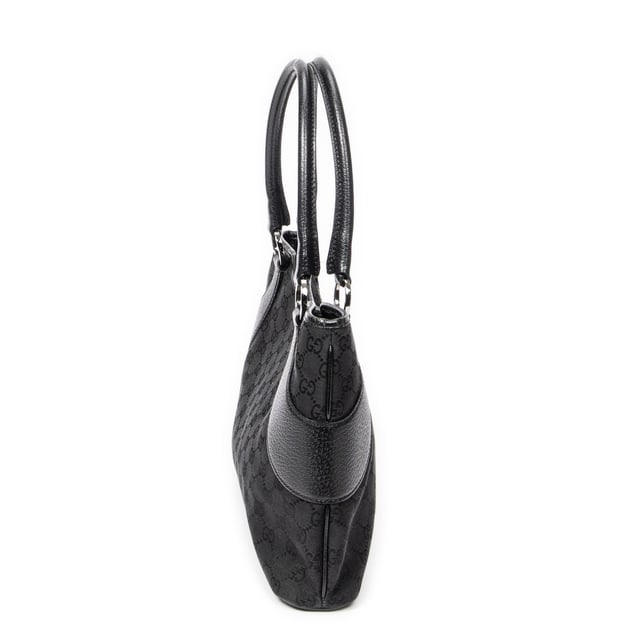 Gucci Bolsas Horizontal Jacquard Tote  Bolso bandolera en Negro Lienzo y Plata hardware. El producto está en en Excelentes Condiciones (A).
  Dimensiones: 35.5x21x6 cm 
  Accesorios incluidos: Dustbag
    
  BrandCo Paris encuentra artículos raros y en las mejores condiciones a precios increíbles. ¡Vale la pena tener paciencia! Compra con confianza: todos los artículos de BrandCo Paris son seleccionados y autenticados cuidadosamente por nuestro equipo de expertos.
  Todos los artículos vienen con un certificado de autenticidad y un embalaje entregado por BrandCo Paris.
  Tabla de clasificación de la condición del artículo
  N (como nuevo)
  AA (perfecto estado)
  A (excelente estado)
  AB (muy buen estado)
  B (bueno/regular)
