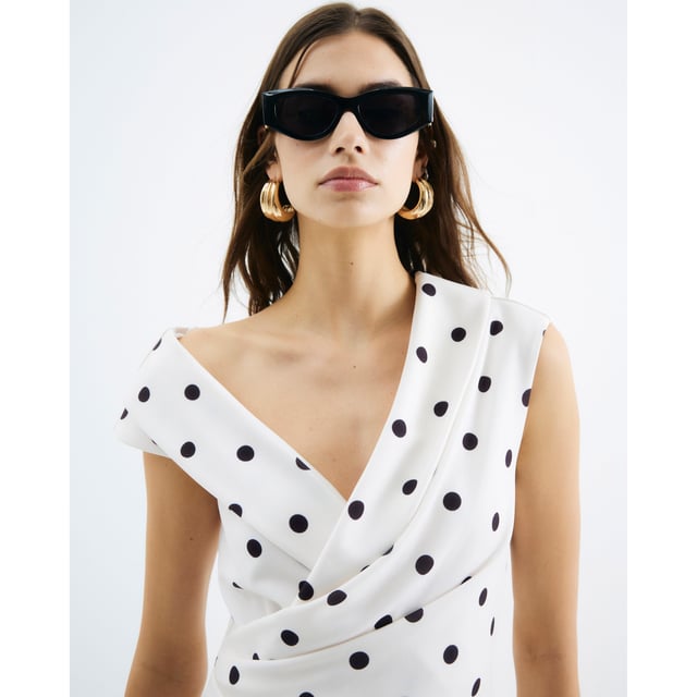 Asymmetrical lapel wrap design, Polka dot print, Short sleeves, Midi lengthAbout the brandFASHION IS OUR DNARiver Island is an icon of the British high street. Inspired by the latest trends and our heritage style archives, we've been serving style and leading trends for over sixty years.We make fashion for real people with real lives, who want to look real good. Because life's a celebration - let's dress for it.