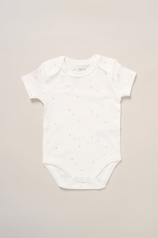 Surprise new parents with the printed 5-Piece baby gift Set from Rock A Bye Baby Boutique. This thoughtful bundle includes a cosy matching all-in-one, bodysuit, bib, hat, and mitts for essential wardrobe pieces. Crafted from 100% cotton, each item ensures their baby stays stylish and snug, perfect for everyday wear or special occasions. Packaged elegantly in a mesh bag.