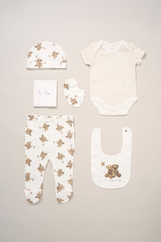 This 6-piece set from Rockabye Baby Boutique includes a bodysuit, footed trousers, bib, hat, mitts, and a memory book, all featuring an adorable all-over illustrated print. Soft and practical, it’s perfect for your little one’s first moments and makes a thoughtful gift to treasure precious memories.