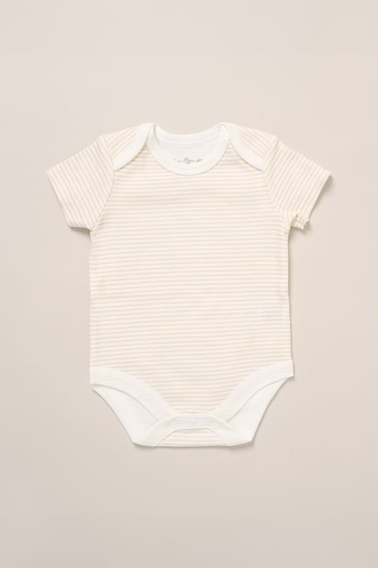 This 6-piece set from Rockabye Baby Boutique includes a bodysuit, footed trousers, bib, hat, mitts, and a memory book, all featuring an adorable all-over illustrated print. Soft and practical, it’s perfect for your little one’s first moments and makes a thoughtful gift to treasure precious memories.