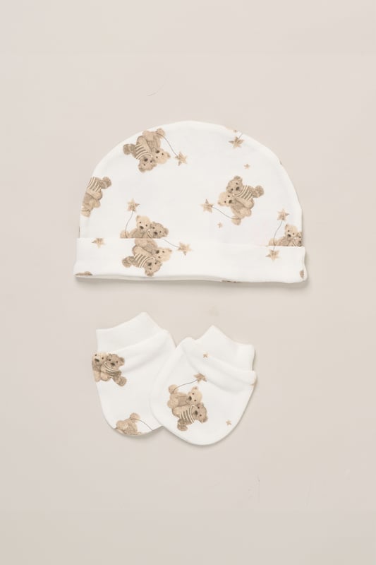 This 6-piece set from Rockabye Baby Boutique includes a bodysuit, footed trousers, bib, hat, mitts, and a memory book, all featuring an adorable all-over illustrated print. Soft and practical, it’s perfect for your little one’s first moments and makes a thoughtful gift to treasure precious memories.