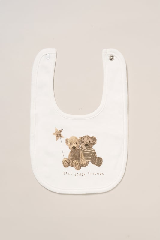 This 6-piece set from Rockabye Baby Boutique includes a bodysuit, footed trousers, bib, hat, mitts, and a memory book, all featuring an adorable all-over illustrated print. Soft and practical, it’s perfect for your little one’s first moments and makes a thoughtful gift to treasure precious memories.