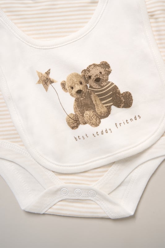 This 6-piece set from Rockabye Baby Boutique includes a bodysuit, footed trousers, bib, hat, mitts, and a memory book, all featuring an adorable all-over illustrated print. Soft and practical, it’s perfect for your little one’s first moments and makes a thoughtful gift to treasure precious memories.
