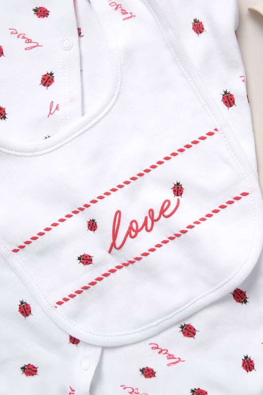 Surprise new parents with this adorable love heart printed five-Piece Hanging Gift Set from Lily and Jack. This thoughtful bundle features an all-over illustrated print, including a cosy all-in-one, coordinating bodysuit, bib, hat, and mitts. Crafted with care for style and comfort, each item ensures their baby stays snug and stylish for everyday wear or special occasions. Packaged elegantly in a mesh bag, it's the perfect way to celebrate the newest addition to their family.