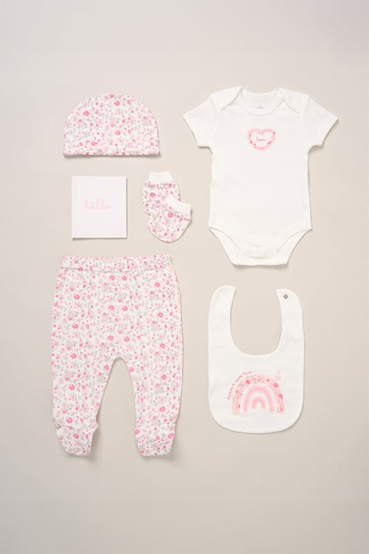 This 6-piece set from Rockabye Baby Boutique includes a bodysuit, footed trousers, bib, hat, mitts, and a memory book, all featuring an adorable all-over illustrated print. Soft and practical, it’s perfect for your little one’s first moments and makes a thoughtful gift to treasure precious memories.