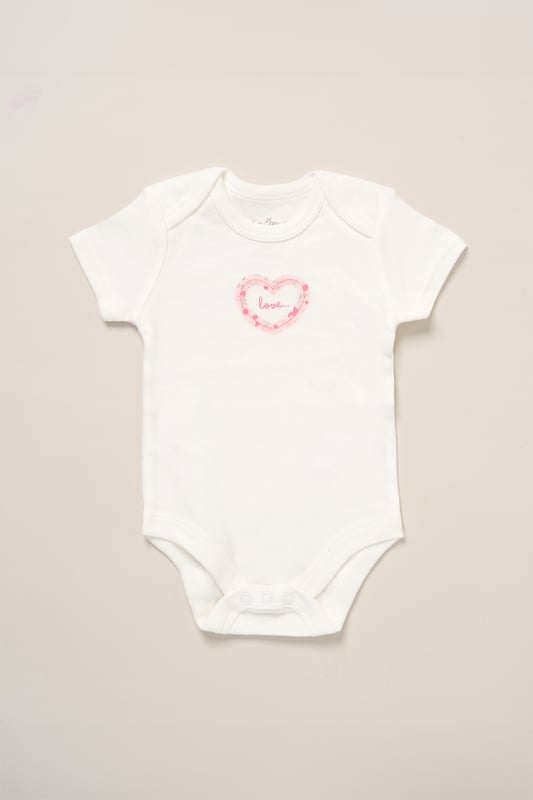 This 6-piece set from Rockabye Baby Boutique includes a bodysuit, footed trousers, bib, hat, mitts, and a memory book, all featuring an adorable all-over illustrated print. Soft and practical, it’s perfect for your little one’s first moments and makes a thoughtful gift to treasure precious memories.
