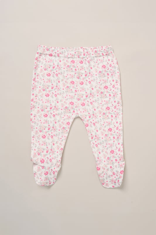 This 6-piece set from Rockabye Baby Boutique includes a bodysuit, footed trousers, bib, hat, mitts, and a memory book, all featuring an adorable all-over illustrated print. Soft and practical, it’s perfect for your little one’s first moments and makes a thoughtful gift to treasure precious memories.