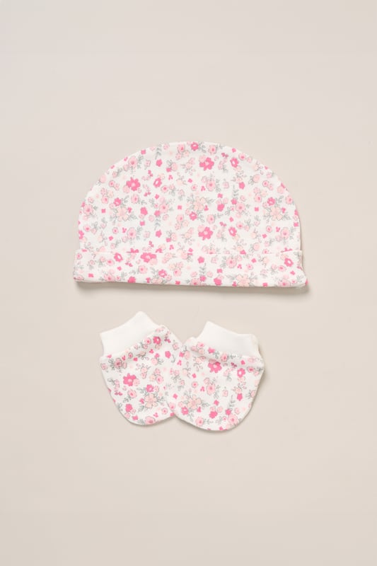This 6-piece set from Rockabye Baby Boutique includes a bodysuit, footed trousers, bib, hat, mitts, and a memory book, all featuring an adorable all-over illustrated print. Soft and practical, it’s perfect for your little one’s first moments and makes a thoughtful gift to treasure precious memories.