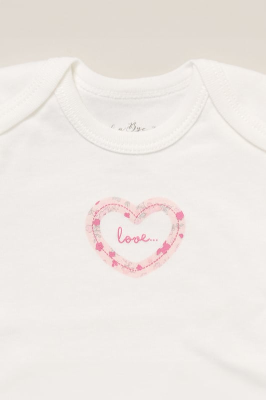 This 6-piece set from Rockabye Baby Boutique includes a bodysuit, footed trousers, bib, hat, mitts, and a memory book, all featuring an adorable all-over illustrated print. Soft and practical, it’s perfect for your little one’s first moments and makes a thoughtful gift to treasure precious memories.