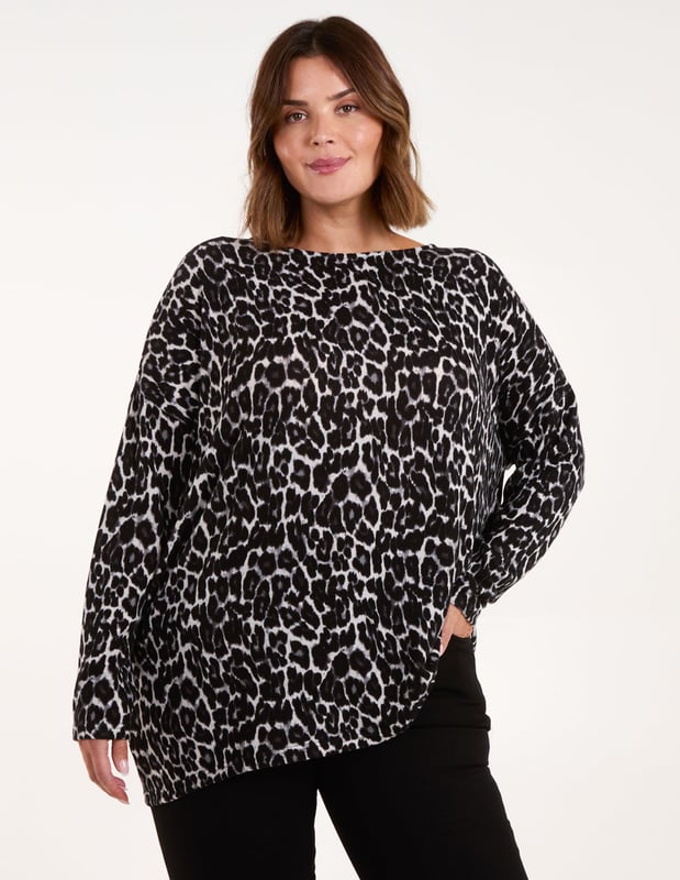 This soft touch leopard print jumper is a perfect cosy option for your everyday wear! Team this jumper with trainers and take on whatever it is you have planned for the day ahead!