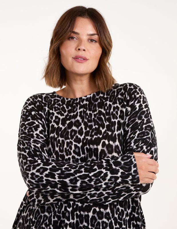 This soft touch leopard print jumper is a perfect cosy option for your everyday wear! Team this jumper with trainers and take on whatever it is you have planned for the day ahead!