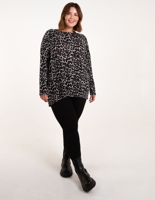 This soft touch leopard print jumper is a perfect cosy option for your everyday wear! Team this jumper with trainers and take on whatever it is you have planned for the day ahead!