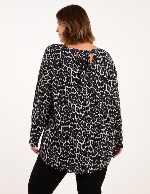This soft touch leopard print jumper is a perfect cosy option for your everyday wear! Team this jumper with trainers and take on whatever it is you have planned for the day ahead!