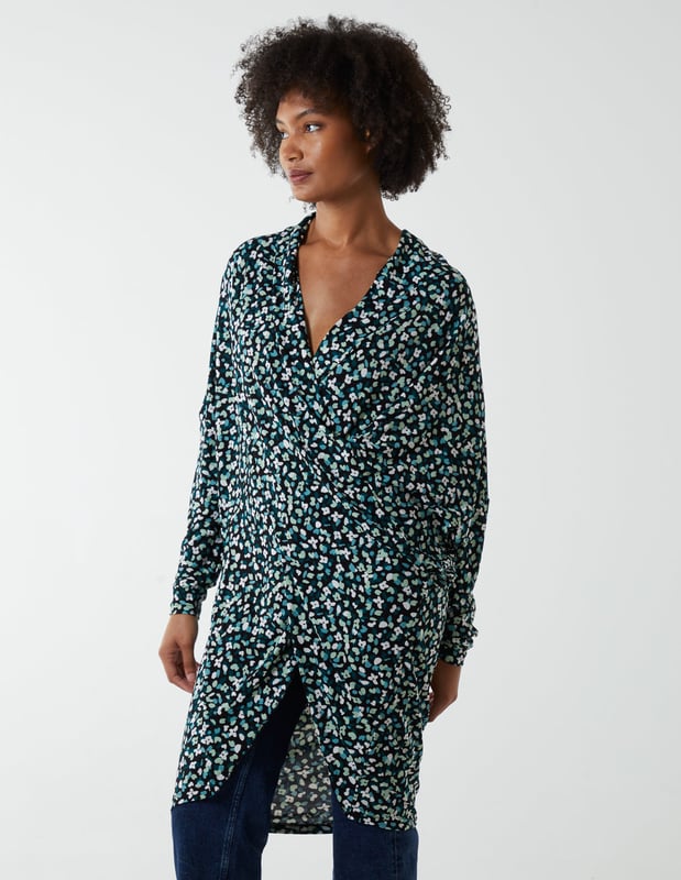 Find your comfort zone with the Draped Dip Hem Top. With its mid length and high neck, match this top with black skinny jeans and high knee boots for the perfect look when going on a city break. 
