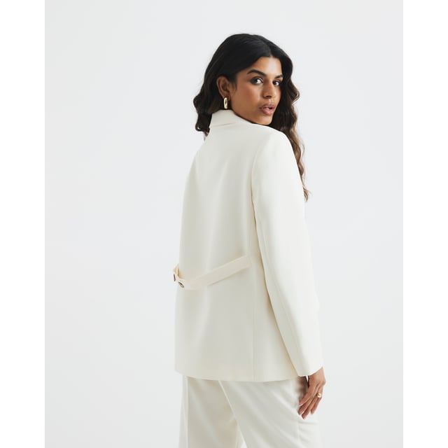Petite collection, Oversized fit, Single breasted, Notch lapels, Slip pockets, Button fastening, Long sleevesAbout the brandFASHION IS OUR DNARiver Island is an icon of the British high street. Inspired by the latest trends and our heritage style archives, we've been serving style and leading trends for over sixty years.We make fashion for real people with real lives, who want to look real good. Because life's a celebration - let's dress for it.