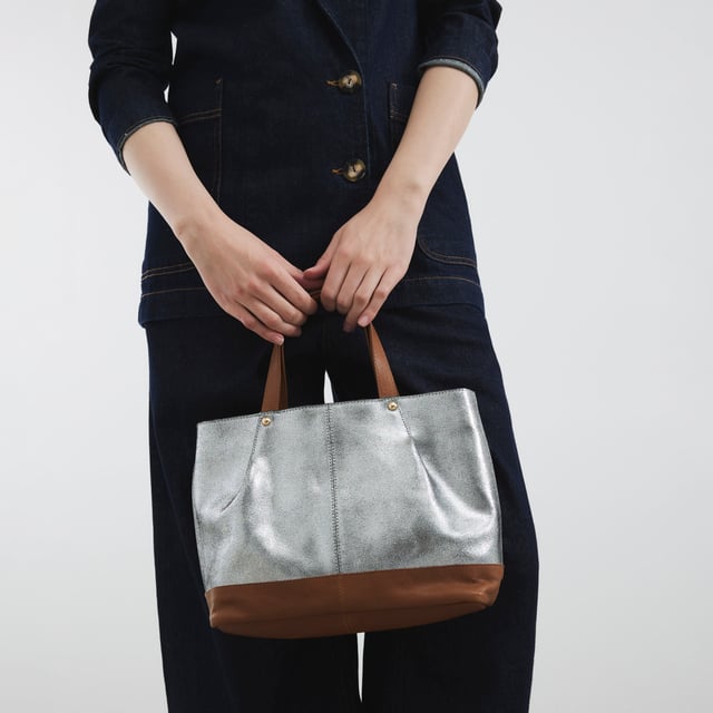 River Island Womens Silver Metallic Leather Shopper Bag Leather, Metallic, Grab handles, Interior zipped pocket, Popper fastening, Handle drop: 13cm, H: 22cm x W: 32cm x D: 9cmAbout the brandFASHION IS OUR DNARiver Island is an icon of the British high street. Inspired by the latest trends and our heritage style archives, we've been serving style and leading trends for over sixty years.We make fashion for real people with real lives, who want to look real good. Because life's a celebration - let's dress for it.