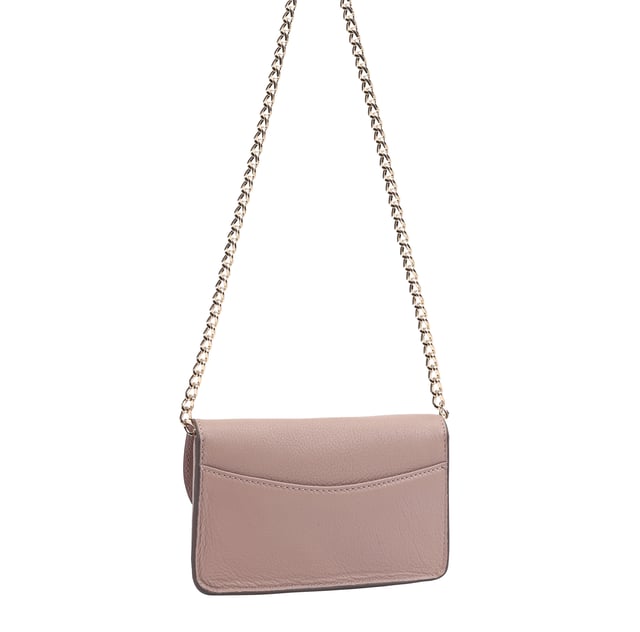 Crafted from soft, genuine leather with a luxurious hand-feel, this small trendy crossbody bag features a sleek chain strap and a branded turn-lock closure for a touch of elegance. Its compact interior includes card slots to keep your essentials neatly organized, while a handy slip pocket on the back offers quick access. The removable chain strap easily converts the bag into a chic clutch, making it a versatile piece for any mood or occasion. D:3.5cm W:18cm H:11.5cm