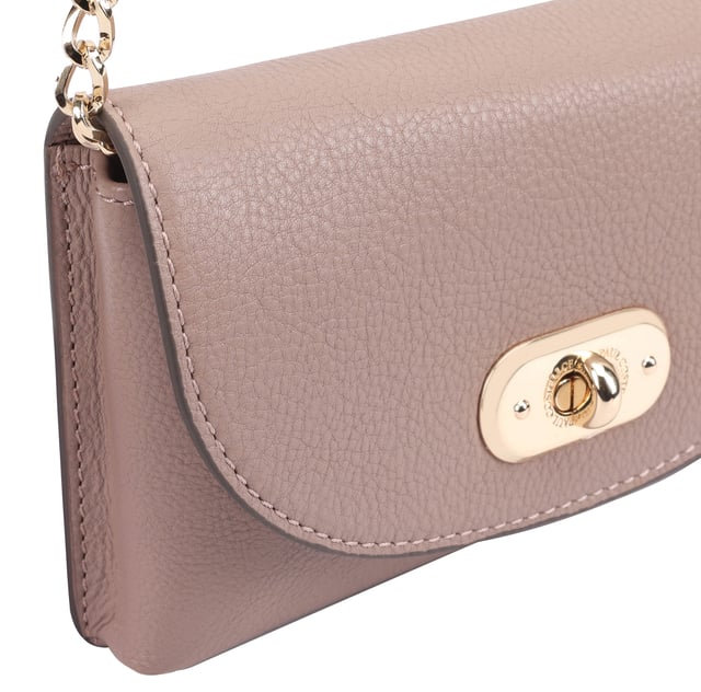 Crafted from soft, genuine leather with a luxurious hand-feel, this small trendy crossbody bag features a sleek chain strap and a branded turn-lock closure for a touch of elegance. Its compact interior includes card slots to keep your essentials neatly organized, while a handy slip pocket on the back offers quick access. The removable chain strap easily converts the bag into a chic clutch, making it a versatile piece for any mood or occasion. D:3.5cm W:18cm H:11.5cm