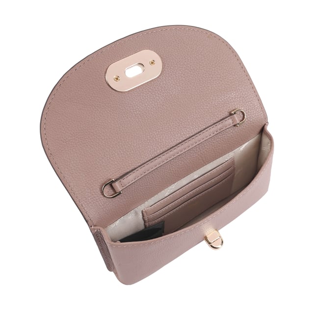Crafted from soft, genuine leather with a luxurious hand-feel, this small trendy crossbody bag features a sleek chain strap and a branded turn-lock closure for a touch of elegance. Its compact interior includes card slots to keep your essentials neatly organized, while a handy slip pocket on the back offers quick access. The removable chain strap easily converts the bag into a chic clutch, making it a versatile piece for any mood or occasion. D:3.5cm W:18cm H:11.5cm