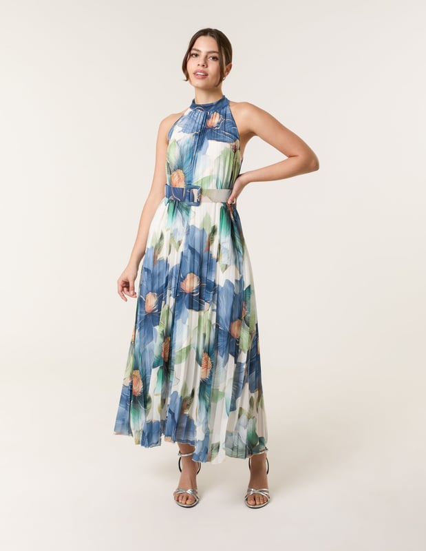 Show up. Show off this summer wearing our floral-printed chiffon dress. Team with gold accessories and heels for the ultimate occasional outfit!