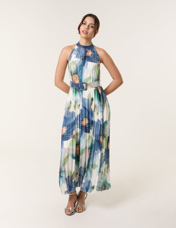 Show up. Show off this summer wearing our floral-printed chiffon dress. Team with gold accessories and heels for the ultimate occasional outfit!