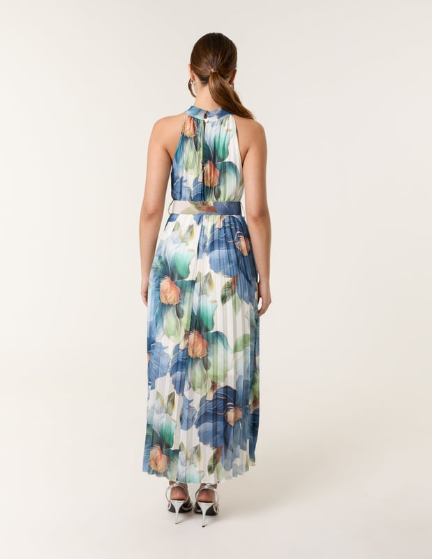 Show up. Show off this summer wearing our floral-printed chiffon dress. Team with gold accessories and heels for the ultimate occasional outfit!