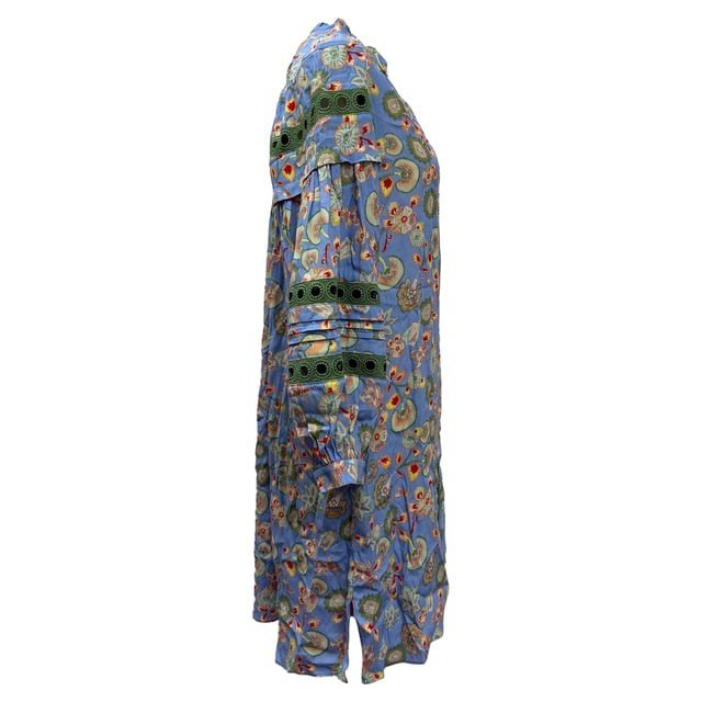 VINTAGE, RRP AS NEW
Embrace feminine charm with the Diane von Furstenberg Jessica Mini Dress, where timeless florals meet modern ease. Featuring a soft sky-blue petite floral print, delicate crochet lace trim, a split neckline, and button-detailed cuffs, this effortlessly flattering silhouette is both romantic and wearable. Dual pockets and side slits bring relaxed movement, while the mini length makes it ideal for everything from casual brunches to summer soirées.


Diane von Furstenberg Jessica Crochet-Trimmed Floral-Print Mini Dress In Multicolor Viscose
Condition: Excellent
Signs of wear: 
Packaging: None
Color: Multicolor | multicolor
Material: viscose
Size: INT | M
Measurements: Chest: 1160 mm
SKU: TONPUGBCL512650W