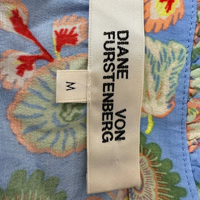 VINTAGE, RRP AS NEW
Embrace feminine charm with the Diane von Furstenberg Jessica Mini Dress, where timeless florals meet modern ease. Featuring a soft sky-blue petite floral print, delicate crochet lace trim, a split neckline, and button-detailed cuffs, this effortlessly flattering silhouette is both romantic and wearable. Dual pockets and side slits bring relaxed movement, while the mini length makes it ideal for everything from casual brunches to summer soirées.


Diane von Furstenberg Jessica Crochet-Trimmed Floral-Print Mini Dress In Multicolor Viscose
Condition: Excellent
Signs of wear: 
Packaging: None
Color: Multicolor | multicolor
Material: viscose
Size: INT | M
Measurements: Chest: 1160 mm
SKU: TONPUGBCL512650W