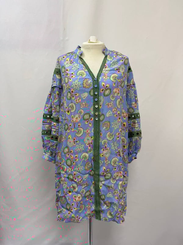 VINTAGE, RRP AS NEW
Embrace feminine charm with the Diane von Furstenberg Jessica Mini Dress, where timeless florals meet modern ease. Featuring a soft sky-blue petite floral print, delicate crochet lace trim, a split neckline, and button-detailed cuffs, this effortlessly flattering silhouette is both romantic and wearable. Dual pockets and side slits bring relaxed movement, while the mini length makes it ideal for everything from casual brunches to summer soirées.


Diane von Furstenberg Jessica Crochet-Trimmed Floral-Print Mini Dress In Multicolor Viscose
Condition: Excellent
Signs of wear: 
Packaging: None
Color: Multicolor | multicolor
Material: viscose
Size: INT | M
Measurements: Chest: 1160 mm
SKU: TONPUGBCL512650W