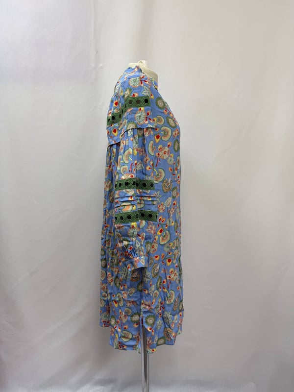 VINTAGE, RRP AS NEW
Embrace feminine charm with the Diane von Furstenberg Jessica Mini Dress, where timeless florals meet modern ease. Featuring a soft sky-blue petite floral print, delicate crochet lace trim, a split neckline, and button-detailed cuffs, this effortlessly flattering silhouette is both romantic and wearable. Dual pockets and side slits bring relaxed movement, while the mini length makes it ideal for everything from casual brunches to summer soirées.


Diane von Furstenberg Jessica Crochet-Trimmed Floral-Print Mini Dress In Multicolor Viscose
Condition: Excellent
Signs of wear: 
Packaging: None
Color: Multicolor | multicolor
Material: viscose
Size: INT | M
Measurements: Chest: 1160 mm
SKU: TONPUGBCL512650W