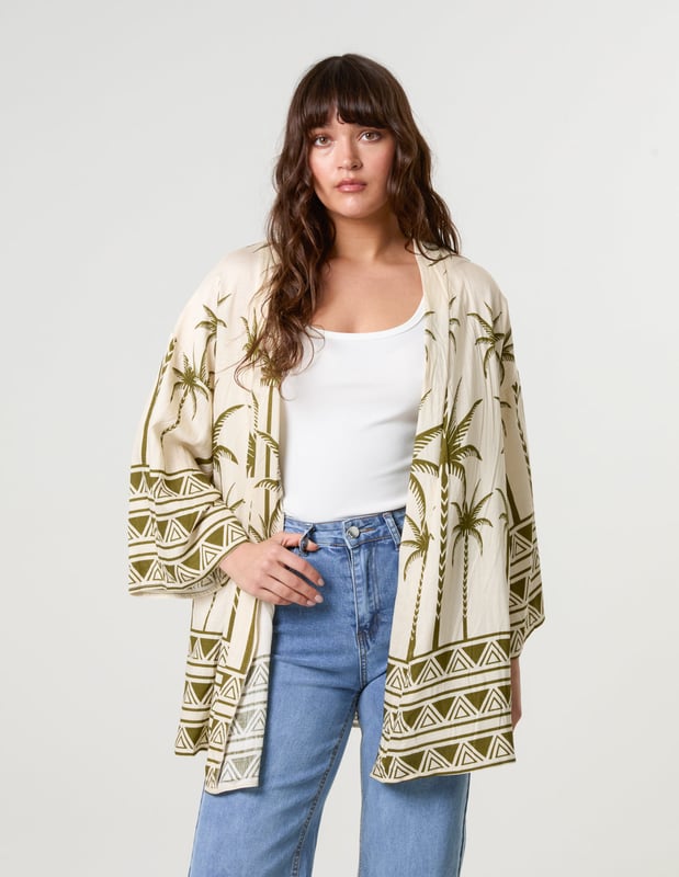 Don't miss out on the opportunity to take your style to the next level with this elegant Kimono. Great for summer days.