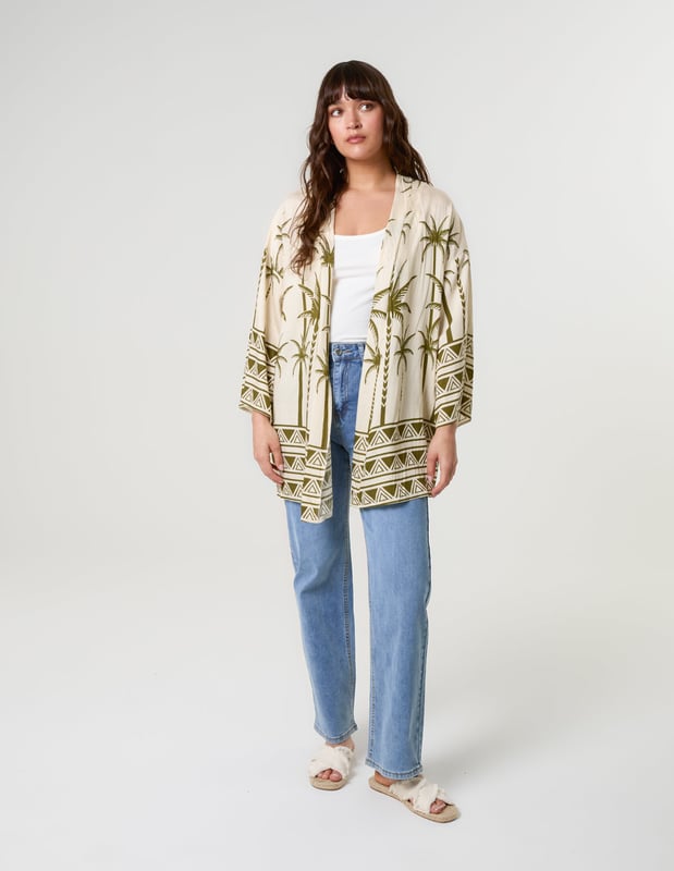 Don't miss out on the opportunity to take your style to the next level with this elegant Kimono. Great for summer days.