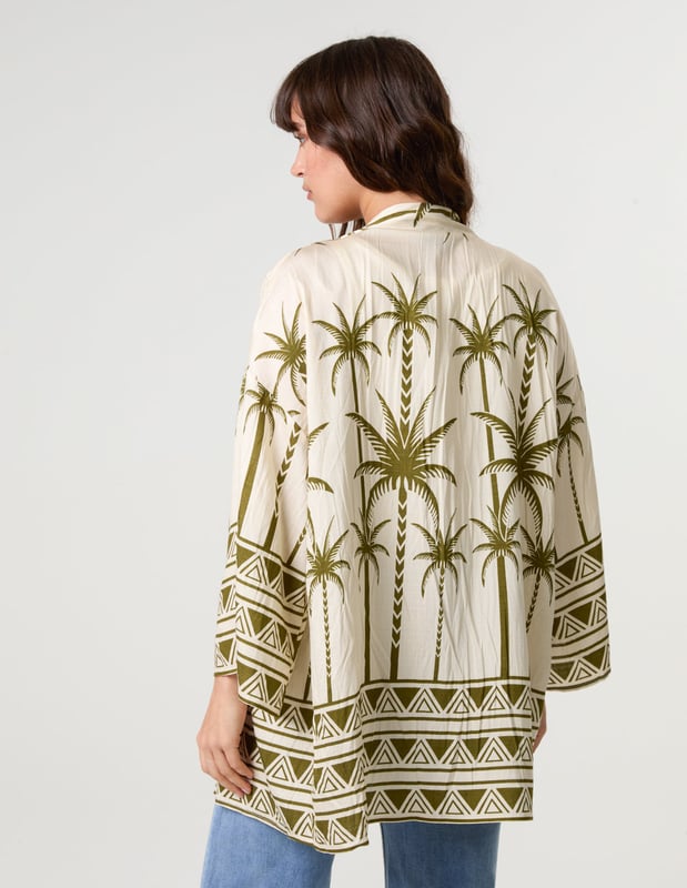 Don't miss out on the opportunity to take your style to the next level with this elegant Kimono. Great for summer days.
