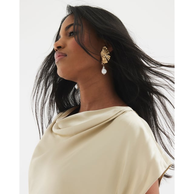 Satin fabric, Fitted, Column dress, Cowl neck, Sleeveless, Maxi lengthAbout the brandFASHION IS OUR DNARiver Island is an icon of the British high street. Inspired by the latest trends and our heritage style archives, we've been serving style and leading trends for over sixty years.We make fashion for real people with real lives, who want to look real good. Because life's a celebration - let's dress for it.