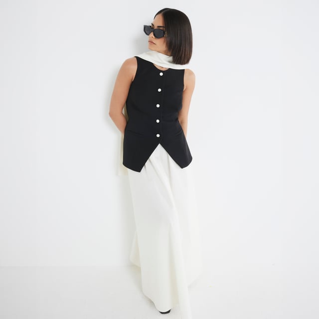 Petite collection, Round neckline, Sleeveless, Button fastening, Decorative pockets, Hybrid design, Maxi lengthAbout the brandFASHION IS OUR DNARiver Island is an icon of the British high street. Inspired by the latest trends and our heritage style archives, we've been serving style and leading trends for over sixty years.We make fashion for real people with real lives, who want to look real good. Because life's a celebration - let's dress for it.