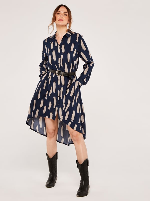 Das Hemdblusenkleid von APRICOT ist ein cooles Kleid das uns hauptsächlich durch die bequeme Ware und unkomplizierte Schnittführung überzeugt. Abgerundet wird das Modell durch den modischen Pinselstrich-Druck. Die asymmetrische Schnittführung sorgt dabei gekonnt für einen Wow-Look. Ein must-have das aufregend aussieht und dabei herrlich bequem ist.
