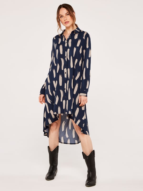 Das Hemdblusenkleid von APRICOT ist ein cooles Kleid das uns hauptsächlich durch die bequeme Ware und unkomplizierte Schnittführung überzeugt. Abgerundet wird das Modell durch den modischen Pinselstrich-Druck. Die asymmetrische Schnittführung sorgt dabei gekonnt für einen Wow-Look. Ein must-have das aufregend aussieht und dabei herrlich bequem ist.